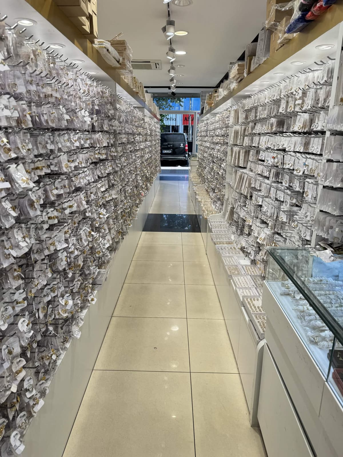 Vue vers l'entrée de la boutique