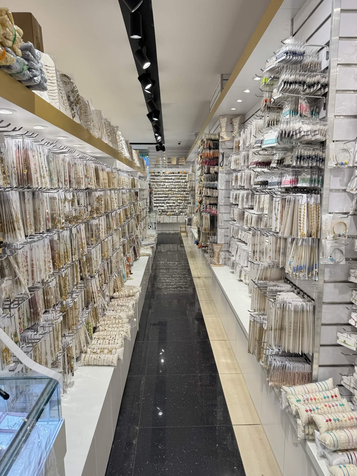 Intérieur de la boutique Beli & Jolie, vue d'ensemble