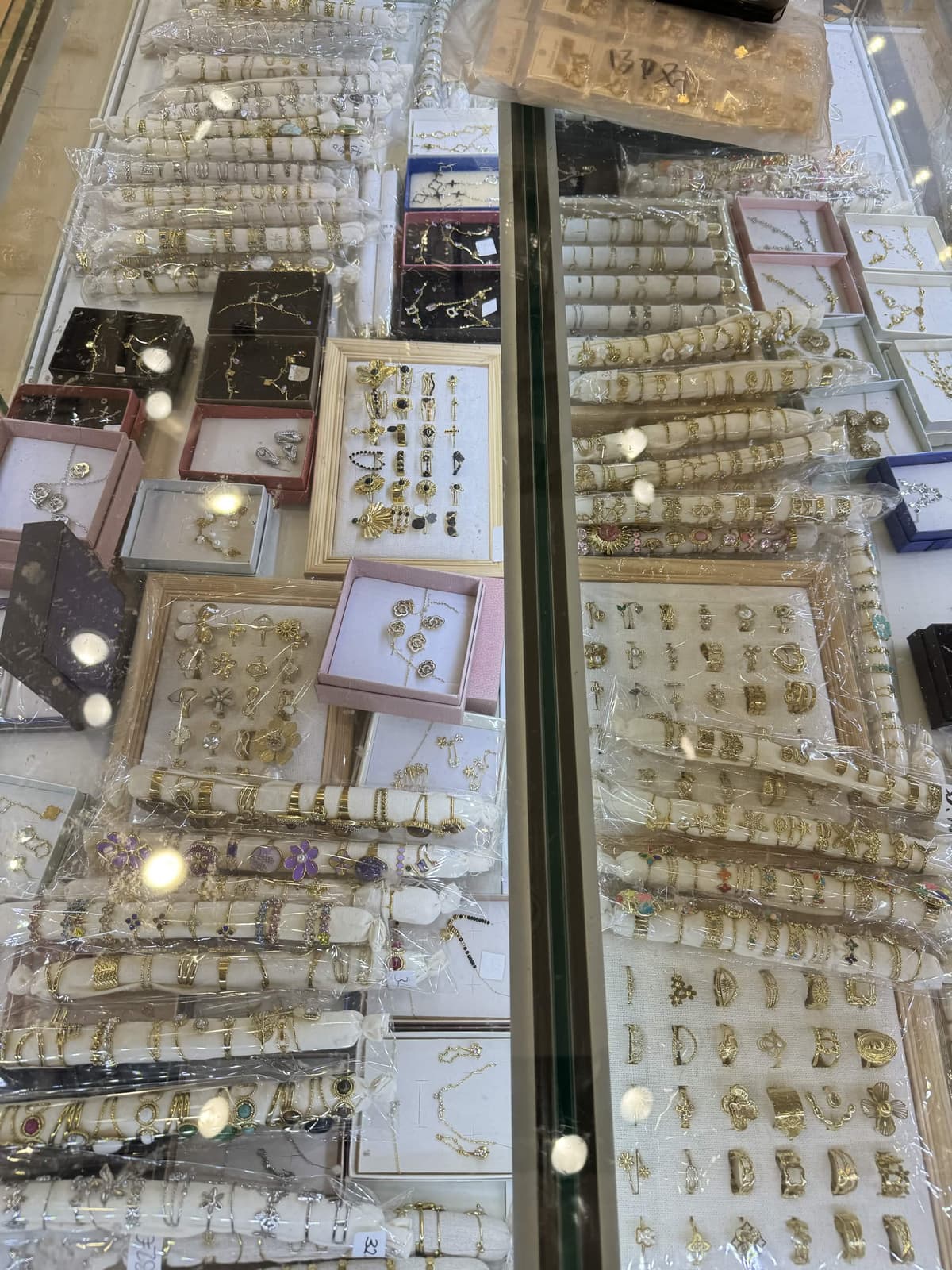 Vitrine de bijoux dorés