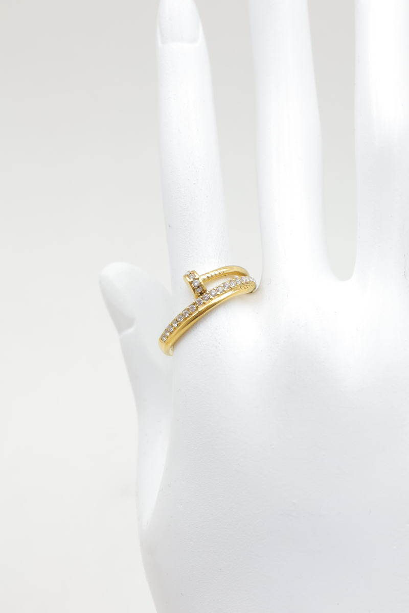 Anillo ajustable de acero inoxidable con diseño de clavo cruzado pavimentado con estrás