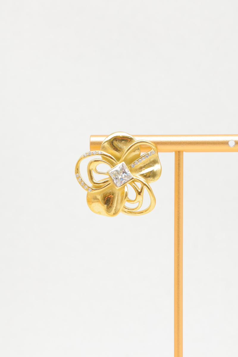 Ohrstecker aus edelstahl mit blumenmuster, strasslinien und quadratischem Strass in der mitte