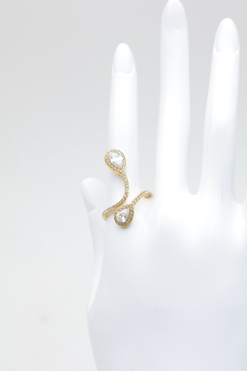 Anillo ancho de acero inoxidable con estrás y forma de gota