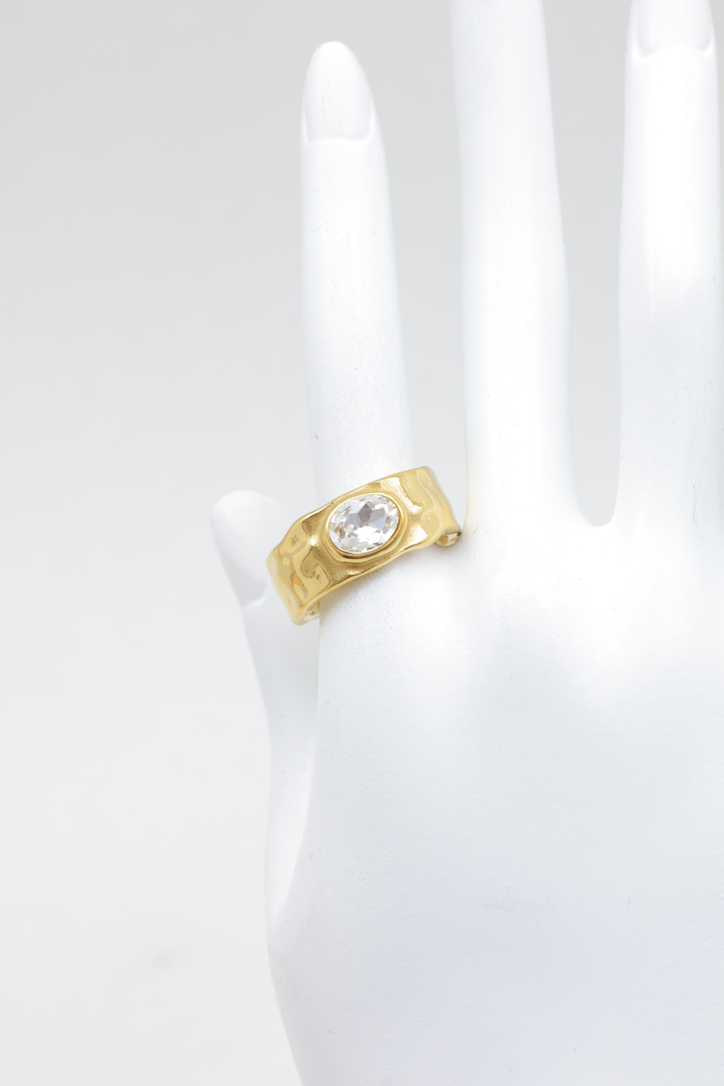 Anillo ancho ajustable de acero inoxidable martillado con cristal blanco ovalado