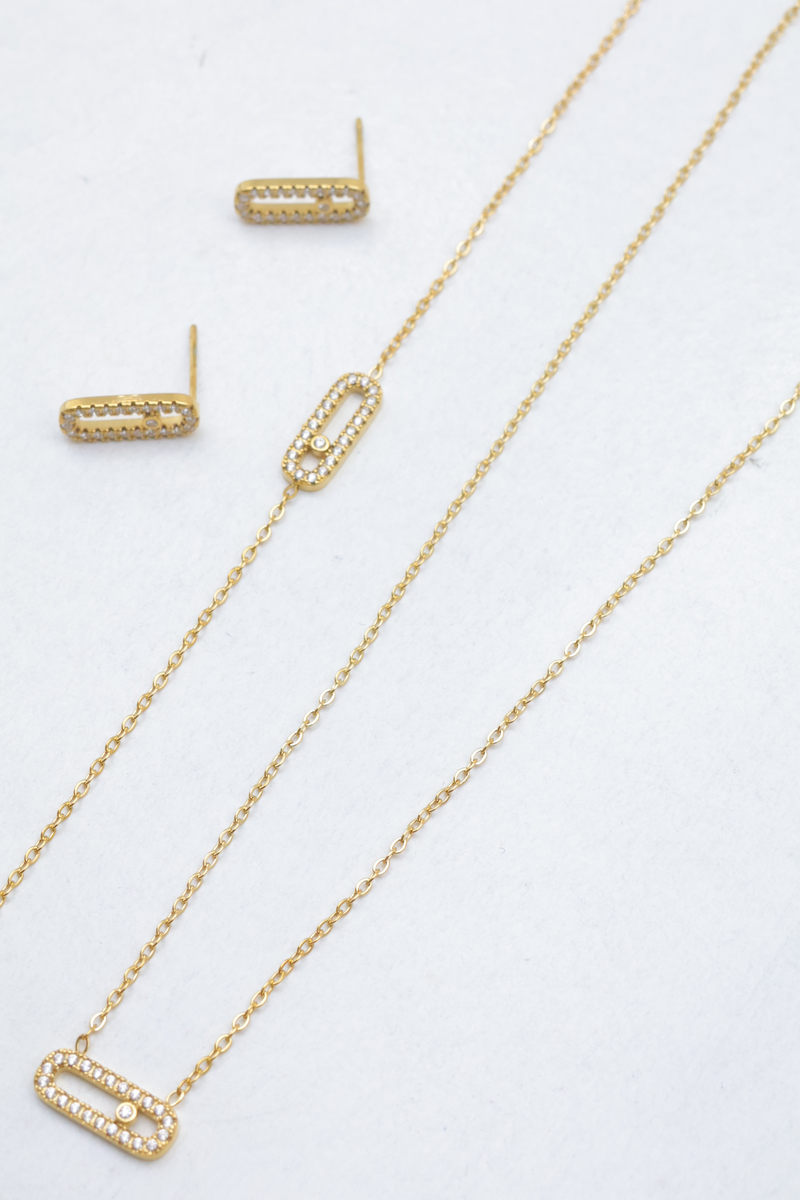 Schmuckset aus edelstahl mit einer kettenhalskette, einem armband und ohrsteckern mit ausgehöhlten abgerundeten rechteckigen mustern und strasssteinen