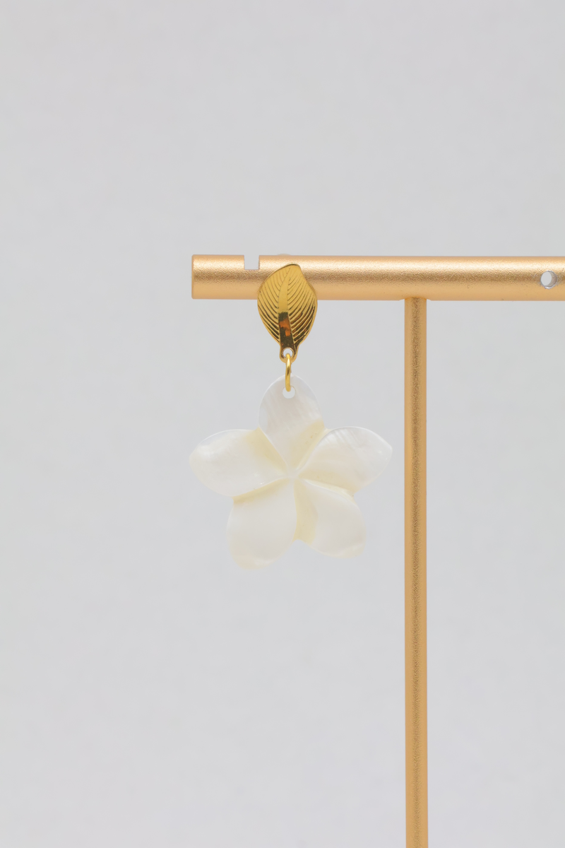 Boucles d'oreilles pendantes en acier inoxydable à puce motif feuille et pendentif fleur en coquillage
