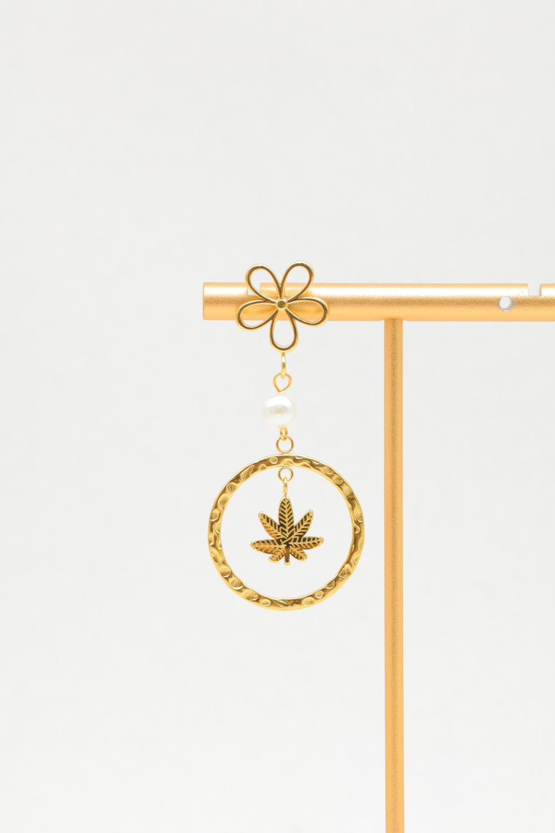 Hängende ohrringe aus edelstahl mit blumenmustern, gehämmertem ring, graviertem blatt und synthetischer Perle