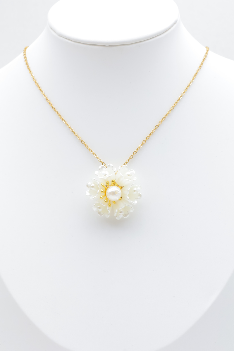 Anhänger-halskette aus edelstahl mit erhabenem blumenmuster und perlen