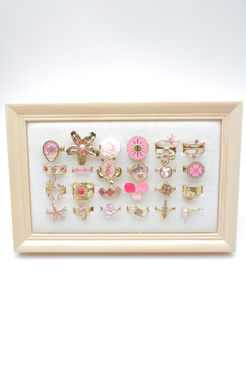 Lot de 24 bagues sur cadre bois