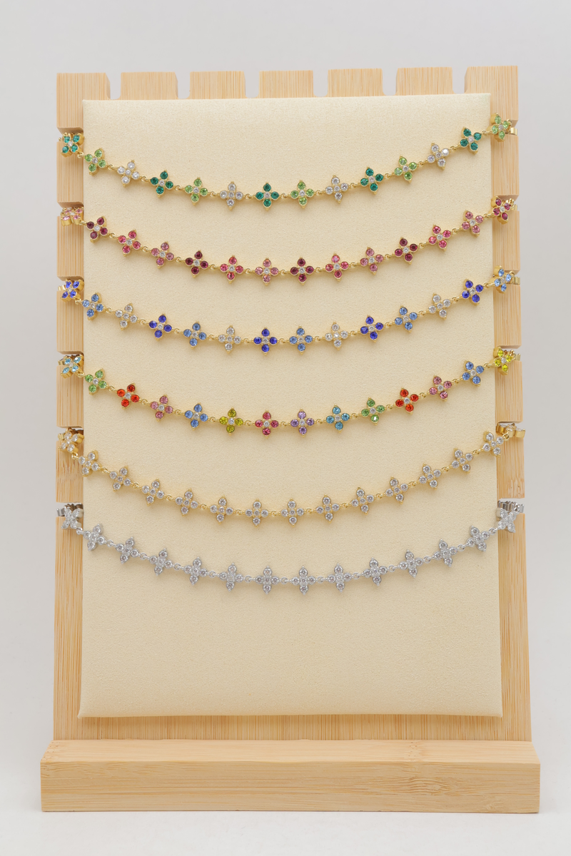 Lot de 8 colliers trèfle en plusieurs coloris
