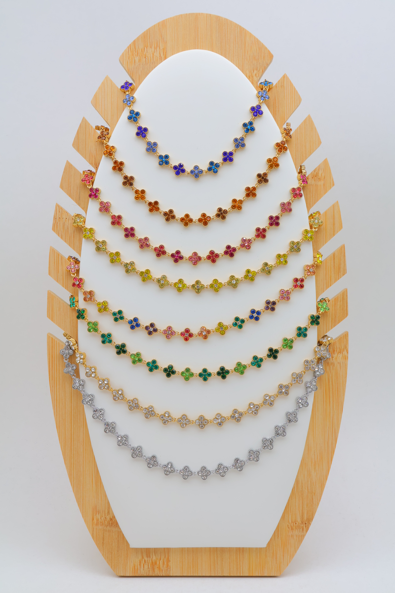 Lot de 8 colliers trèfle en plusieurs coloris