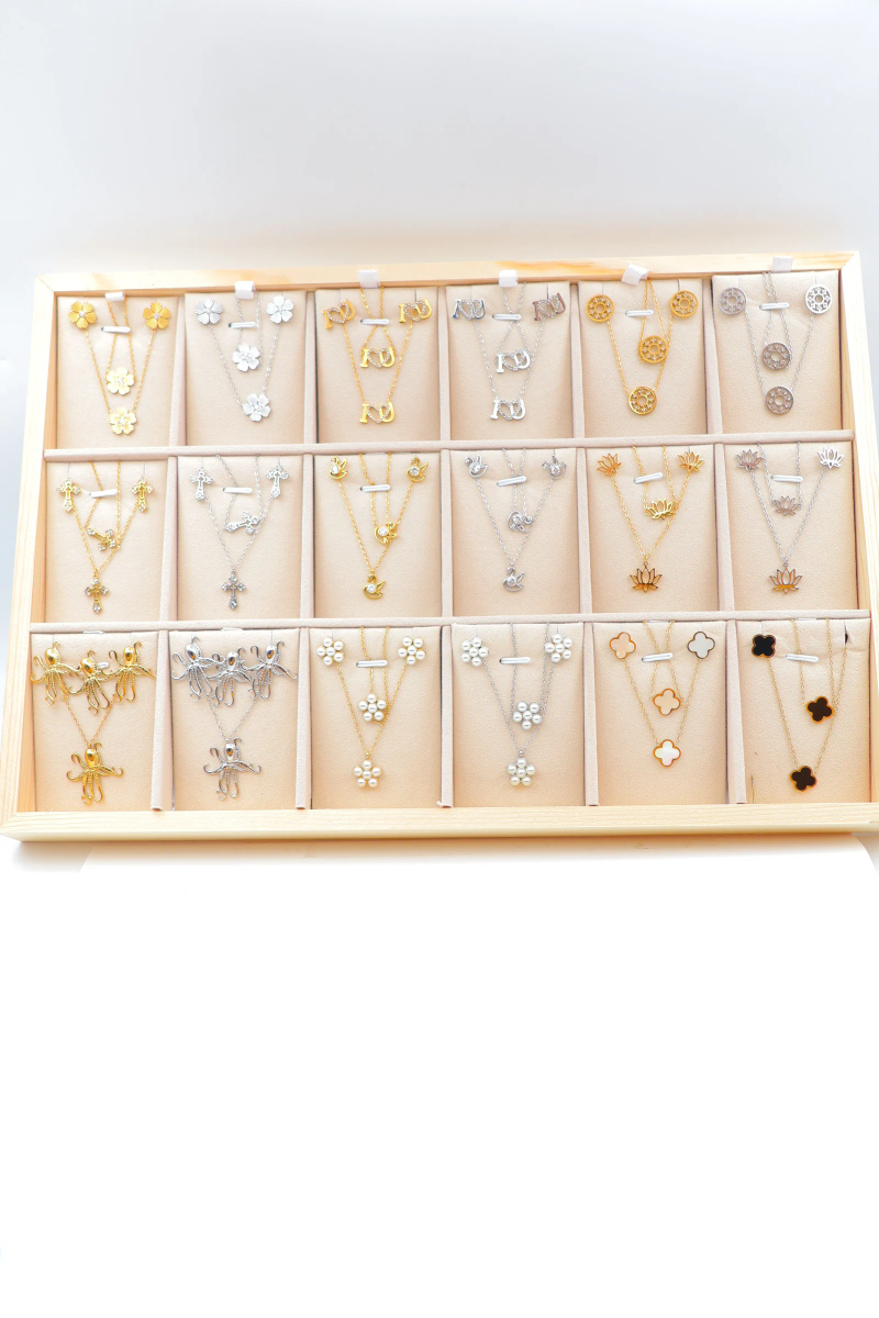 Présentoir avec parures de bijoux en acier inoxydable