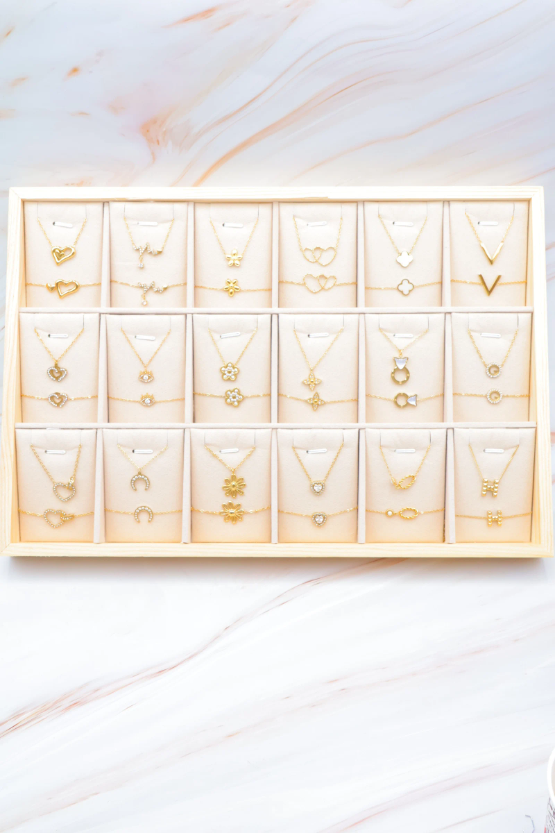 Lot de 18 parures de bijoux en acier inoxydable, présentoir inclus