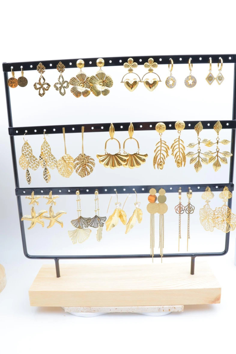 Lot de 17 boucles d'oreilles avec présentoir