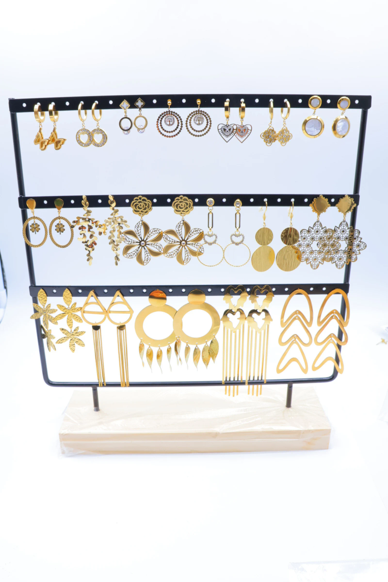 Présentoir avec 15 boucles d'oreilles