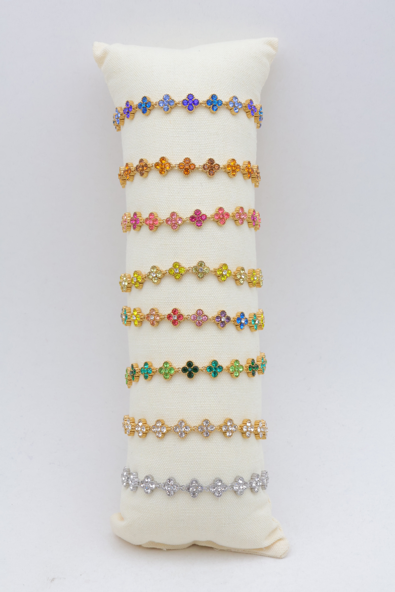 Set of 8 clover-chain bracelets on cushion display — Multicolor