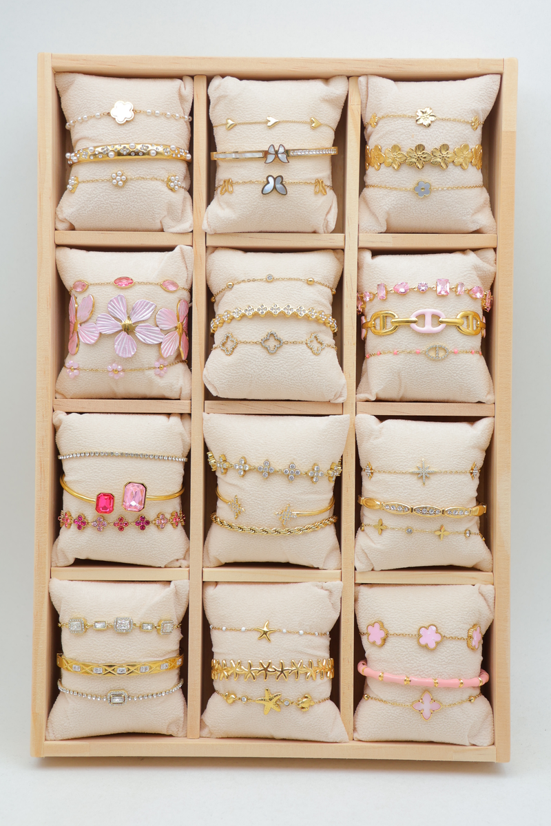 Conjunto de 12 cojines pequeños, cada uno con un juego de 3 pulseras de acero inoxidable a juego, con una bandeja de madera