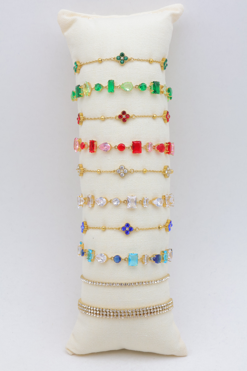Lot de 10 bracelets en acier inoxydable à cristaux, strass et motifs trèfles sur présentoir coussin en tissu — Multicolore