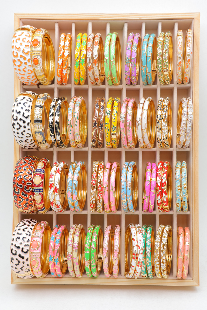Lot de 72 bracelets joncs thaïlandais en laiton avec boîte de présentation compartimentée pour boutique