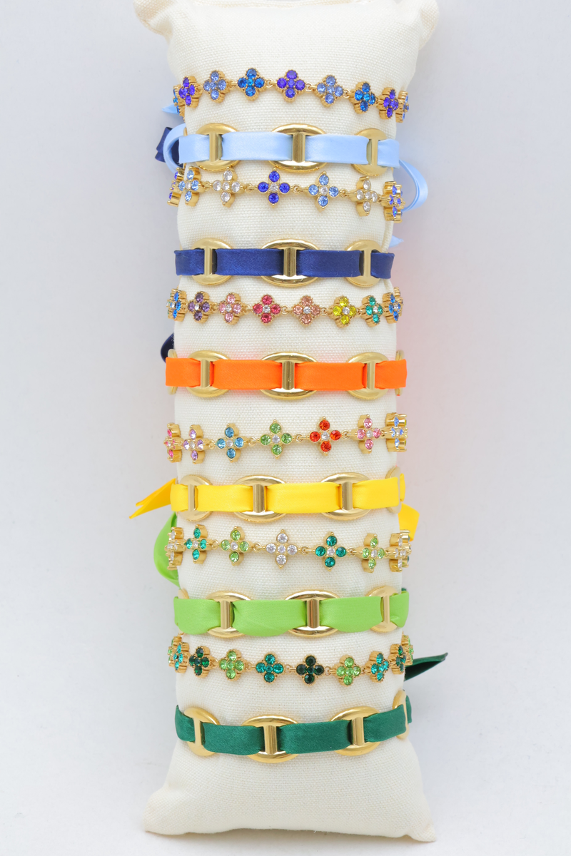 Lot de 12 bracelets en acier inoxydable à mailles marine avec rubans colorés et trèfles en strass multicolores