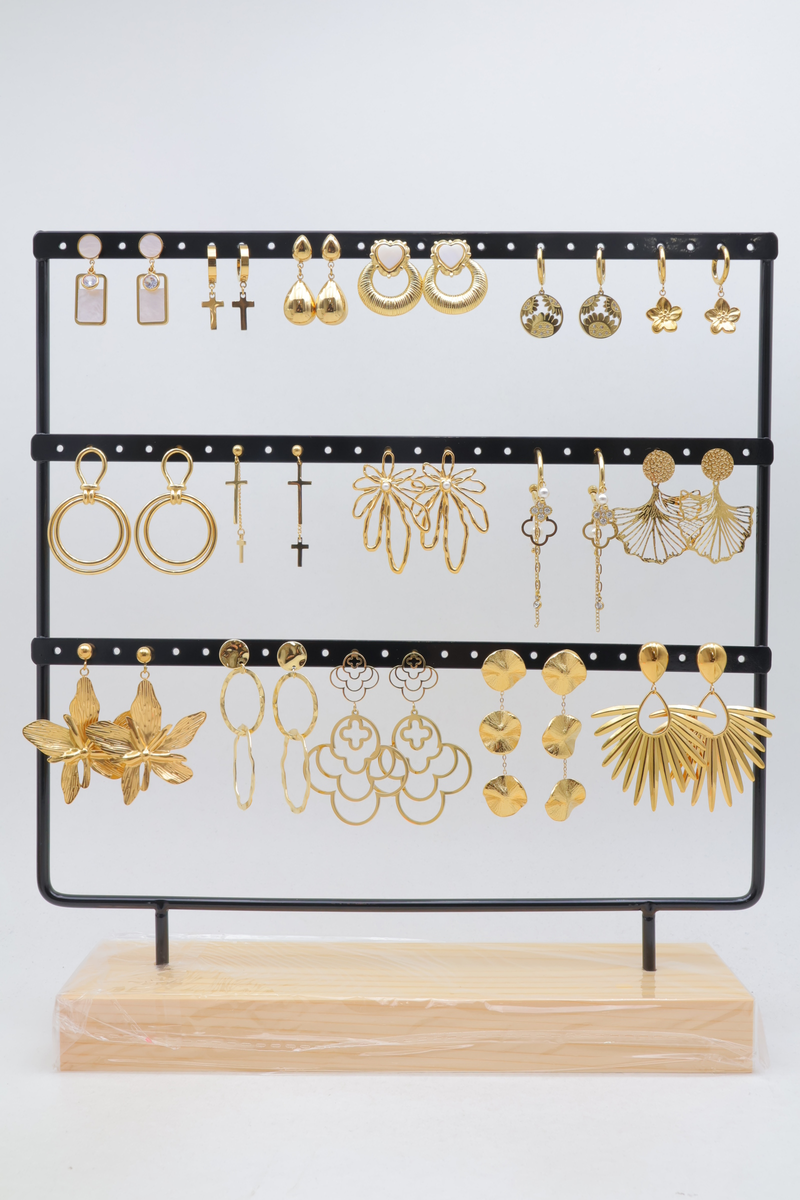 Set aus sechzehn paar ohrringen aus edelstahl mit einem display mit grafischen, floralen und geometrischen mustern