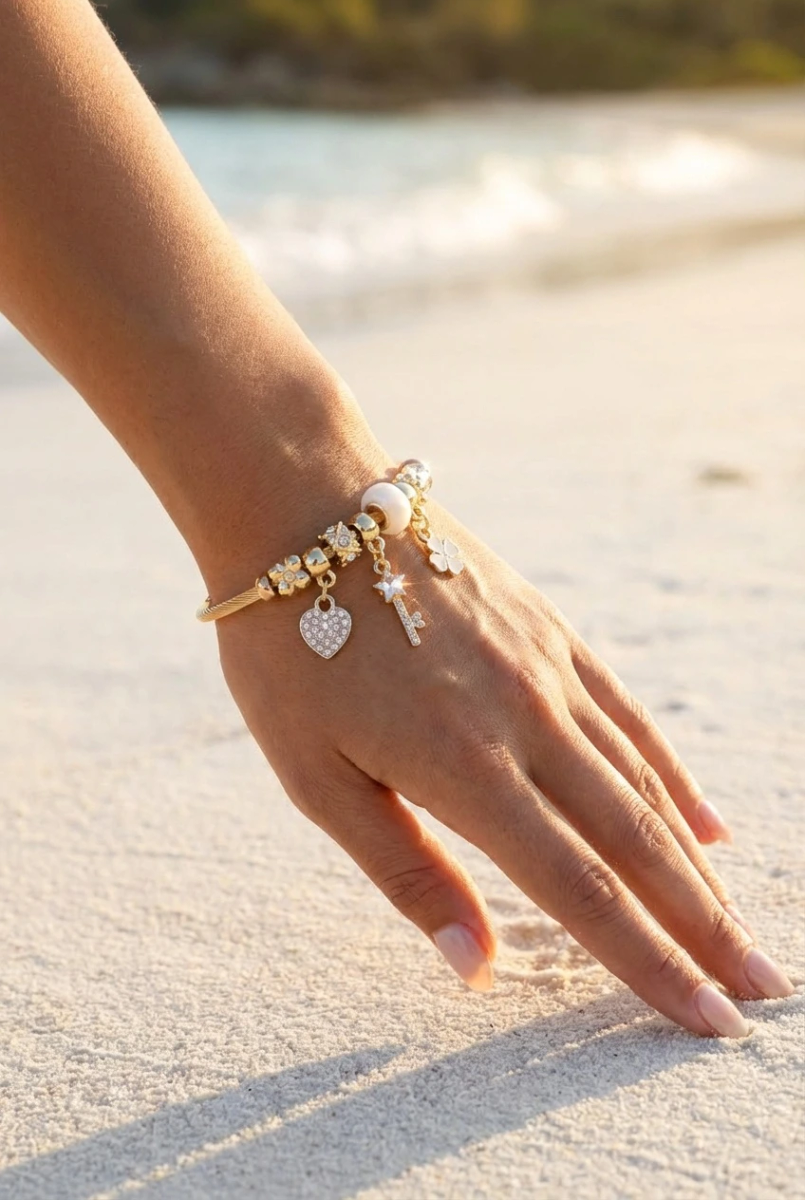 Bracelet rigide à charms in métal
