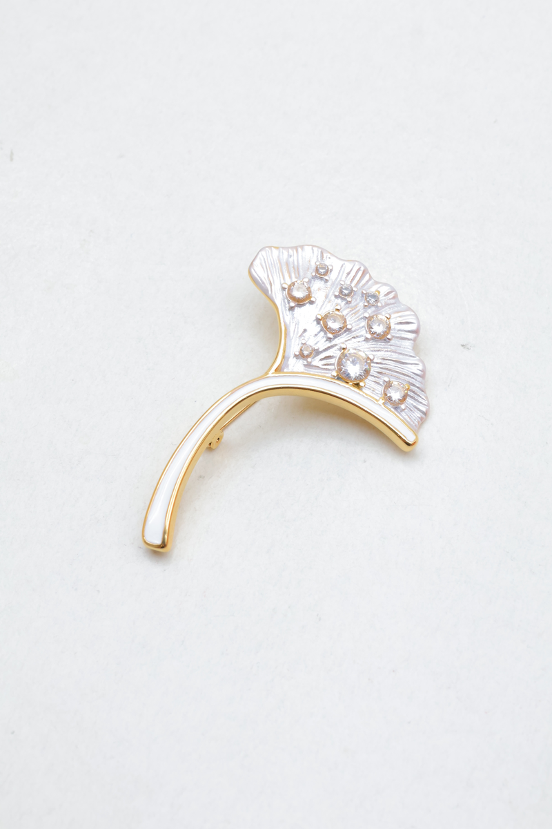 Broche de acero inoxidable con diseño de hoja de ginkgo biloba y estrás