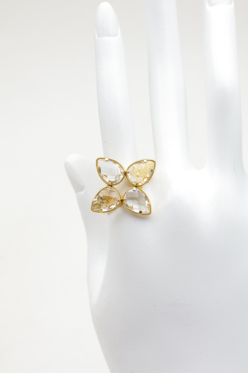 Anillo de acero inoxidable con diseño de trébol y cristales facetados en forma de lágrima