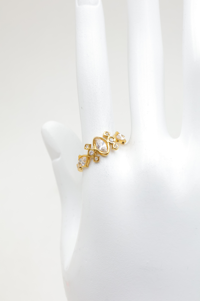 Anillo fino ajustable de acero inoxidable con patrones ovalados marquesa y estrás redondos