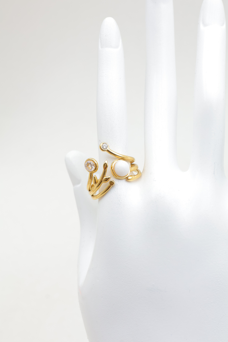 Anillo ajustable de acero inoxidable con diseño de ramas, cristales facetados y cabujón