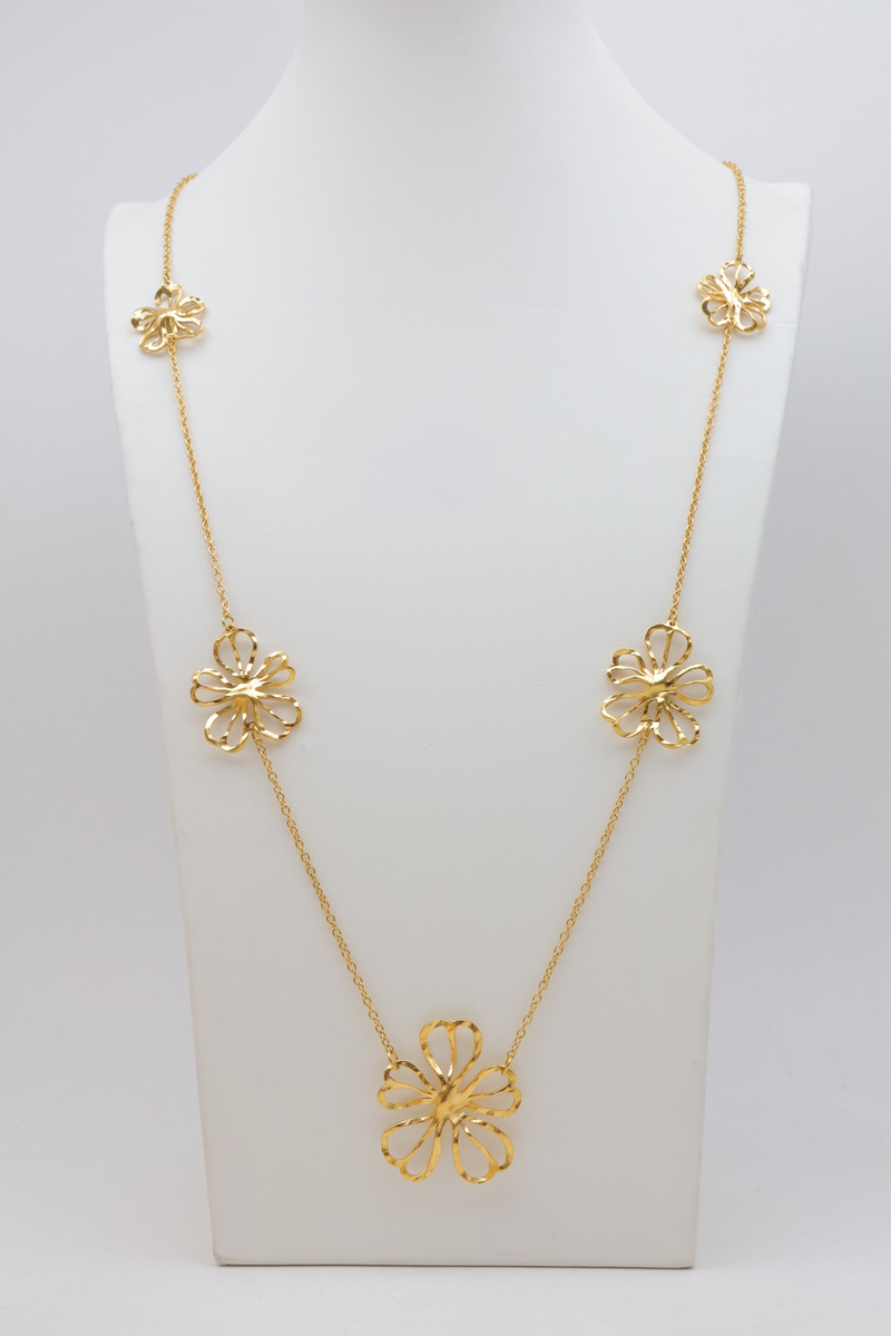 Collana lunga in acciaio inossidabile con motivi di grandi fiori traforati e effetto martellato