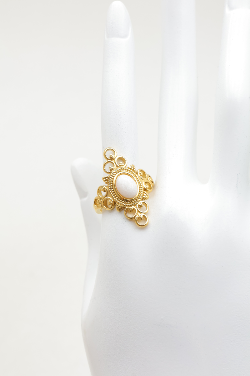 Anillo ancho ajustable de acero inoxidable con diseño filigrana y piedra azul ovalada