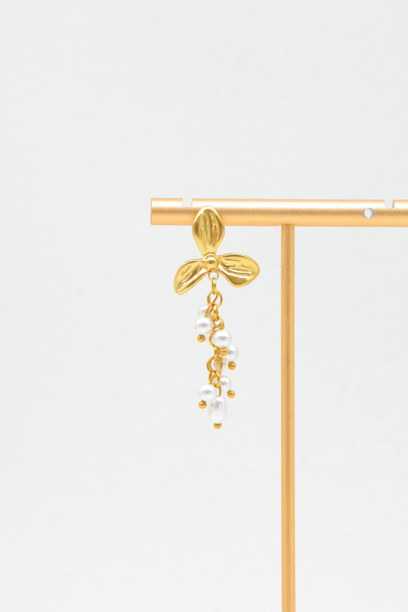 Hängende ohrringe aus edelstahl mit dreiblättrigem blumendesign und einer traube aus süßwasserperlen
