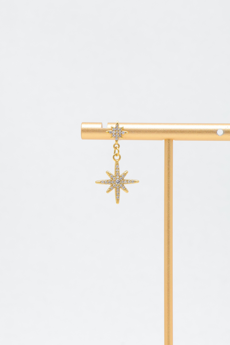 Hängende ohrringe aus edelstahl mit doppeltem nordstern-motiv und strasssteinen