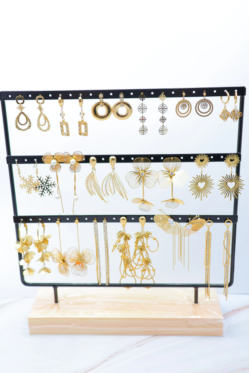 Lot de 17 paires de boucles d'oreilles avec présentoir