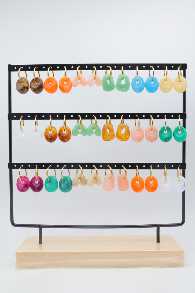Lot de 18 paires de boucles d'oreilles avec présentoir — Multicolore
